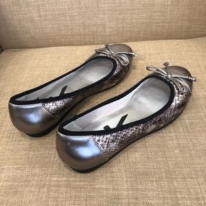 New AK sport slip on leather flats with bow